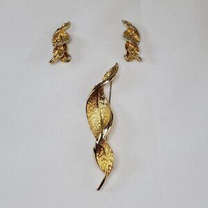 Vintage Coro Brushed Gold-Tone Leaf Brooch & Clip-On Earrings Jewelry Set